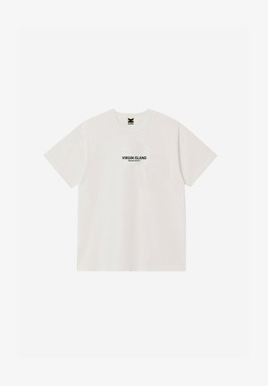Λευκό κοντομάνικο T-shirt με στρογγυλή λαιμόκοψη και μαύρο κείμενο «VIRGIN ISLAND KAOTIKO SOCIETY» στο κέντρο του στήθους.