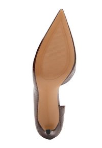 Décolleté marrone a punta, con motivo a trama di coccodrillo e suola beige liscia con superficie rigata per una migliore aderenza.