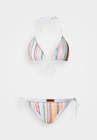 Conjunto de bikini multicolor con un patrón de zigzag en tonos pastel. El top de triángulo tiene ataduras ajustables; la parte inferior tiene lazos laterales.