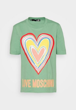 Grünes Baumwoll-T-Shirt mit großem, mehrfarbigem Herzmotiv und dem Schriftzug "LOVE MOSCHINO" in Gelb unten. Klassischer Rundhalsausschnitt.