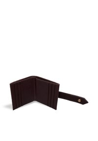 Portafoglio in pelle marrone mostrato aperto, con diversi scomparti per carte e un'etichetta. Il design è elegante e minimalista, con chiusura a bottone.