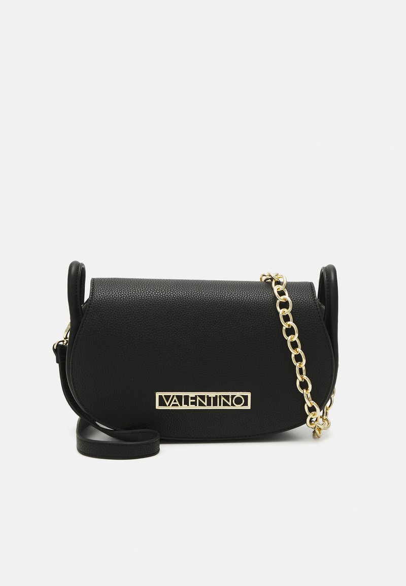Sac en cuir noir à bandoulière avec une finition texturée, accent en chaîne dorée et un logo rectangulaire dans un cadre doré à l'avant.