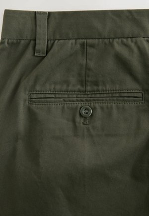 Ciemnozielone bawełniane spodnie o prostym kroju, z tylną kieszenią zapinaną na guzik i subtelnie teksturowanym materiałem.