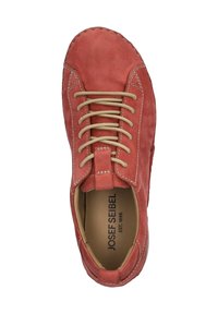 Scarpa in suede rossa con lacci beige, punta arrotondata, cuciture a contrasto e soletta imbottita. Nome del marchio "JOSEF SEIBEL" visibile all'interno.