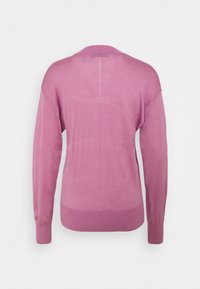 Pull-over en tricot violet clair à manches longues, vu de dos, avec des poignets et un ourlet côtelés, sur un fond blanc uni.