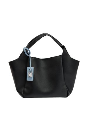 Czarna skórzana torebka na krótkich uchwytach z niebieską skórzaną zawieszką i małą srebrną kłódką.