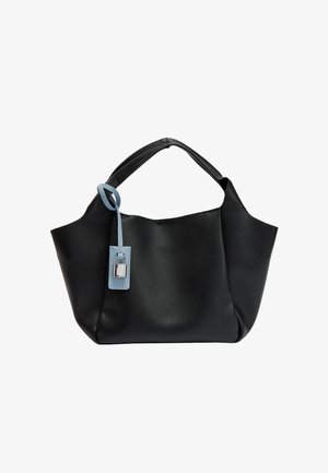 Czarna skórzana torebka na krótkich uchwytach z niebieską skórzaną zawieszką i małą srebrną kłódką.