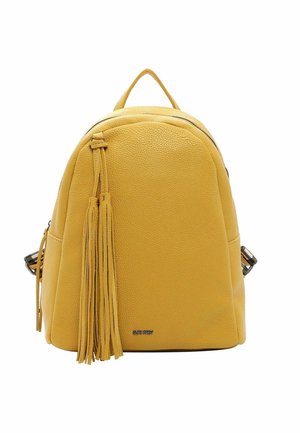 Sac à dos en cuir jaune de forme arrondie, doté d'une poignée supérieure, de pampilles latérales et d'une surface texturée. Comprend une fermeture éclair et des accessoires métalliques.