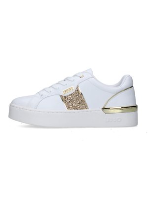 Sneaker bianche con una pannello laterale dorato glitterato, dettagli in oro, lacci piatti e una suola spessa bianca. Materiale sintetico liscio.