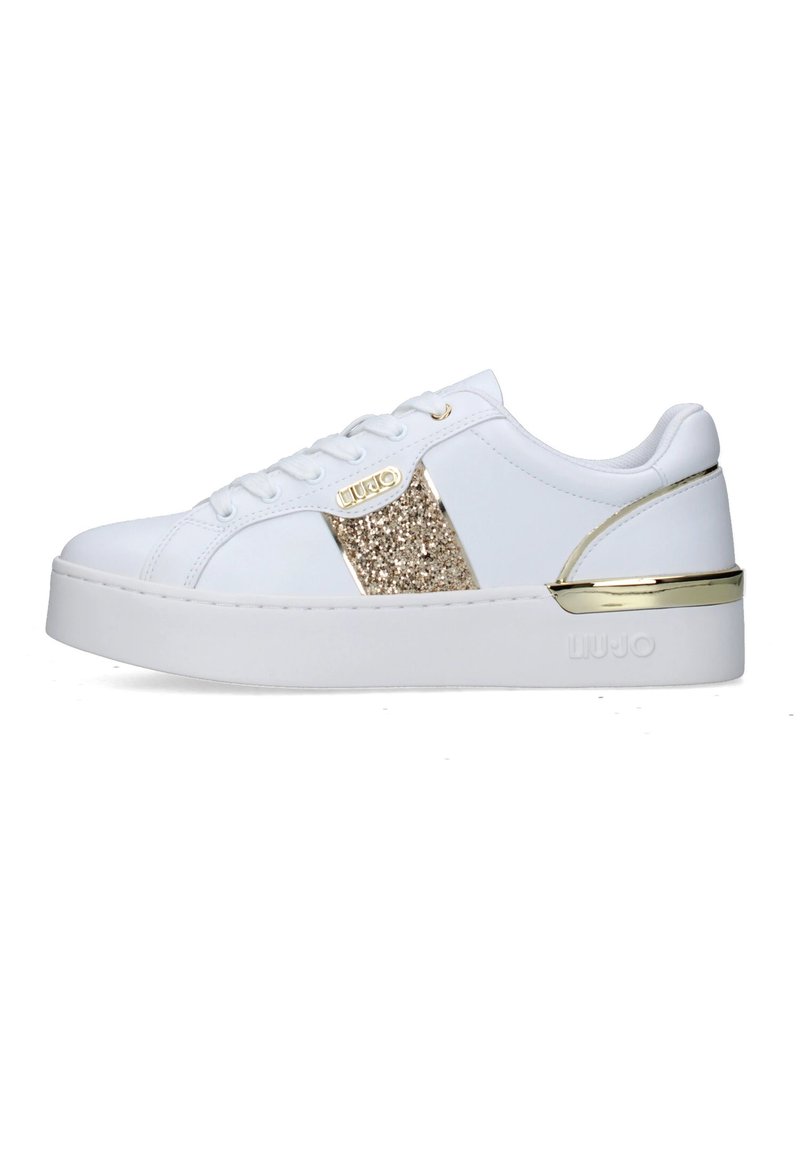 Sneaker bianche con una pannello laterale dorato glitterato, dettagli in oro, lacci piatti e una suola spessa bianca. Materiale sintetico liscio.