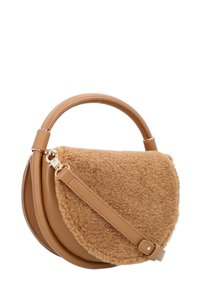 Tan lederen handtas met een ronde vorm, voorzien van een fluffy, getextureerde tan wollen accent en een afneembare schouderband. Gouden hardware-details.