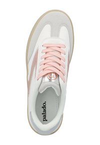 Zapatilla blanca con acentos rosas, de ante y cuero liso, con puntera redonda, lengüeta acolchada y un sutil logotipo en el interior. Suela de goma con base de color marrón claro.