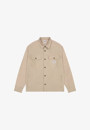 Beige langärmliges Hemd mit Knopfleiste, zwei aufgesetzten Taschen mit Klappen vorne, Kragen und sichtbaren Lee-Markenetiketten auf der Brusttasche und im Innenkragen.