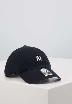 Czarna regulowana czapka z daszkiem z białym, wyhaftowanym logo New York Yankees oraz naklejką '47 Clean Up' na zaokrąglonym daszku.