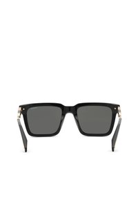 Lunettes de soleil rectangulaires noires avec verres foncés et détails dorés sur les charnières, vues de face sur un fond blanc.