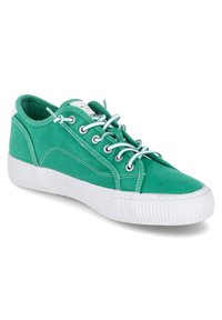 Sneakers in tela verde con suole in gomma bianca, dotati di occhielli metallici e lacci a contrasto, con punta arrotondata e dettagli cuciti.