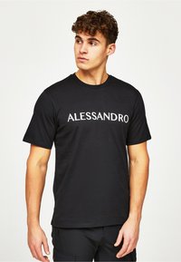Mustaherainen puuvillainen T-paita lyhyillä hihoilla, jossa rintakehällä on kontrastivärillä valkoisella kirjoitettu teksti "ALESSANDRO".