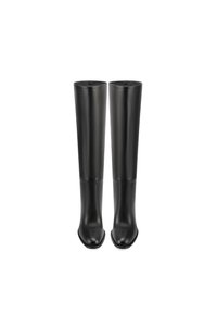 Stivali neri in pelle al ginocchio con un design elegante, punta affilata, texture liscia e dettagli minimi. La suola ha un leggero tacco.