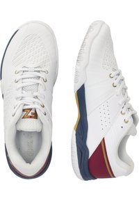 Vita idrottsskor i vitt med övre del i mesh och syntetmaterial, med blå, vinröda och gyllene detaljer. Texturerade gummisulor och snörning.