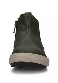 Stivaletto in pelle verde con zip laterale e suola in gomma beige texturizzata, caratterizzato da cuciture visibili e design della punta rotonda.