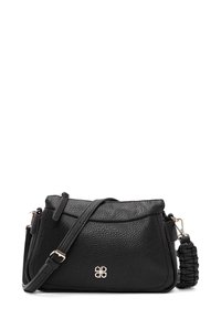 Borsa a mano in pelle nera con superficie testurizzata, tracolla regolabile e dettaglio intrecciato. Presenta un logo dorato sulla parte anteriore.
