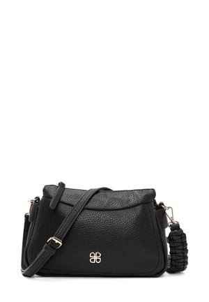 Borsa a mano in pelle nera con superficie testurizzata, tracolla regolabile e dettaglio intrecciato. Presenta un logo dorato sulla parte anteriore.