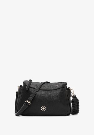 Sac à main en cuir noir avec une surface texturée, bandoulière adjustable et accent tressé. Présente un logo doré sur le devant.