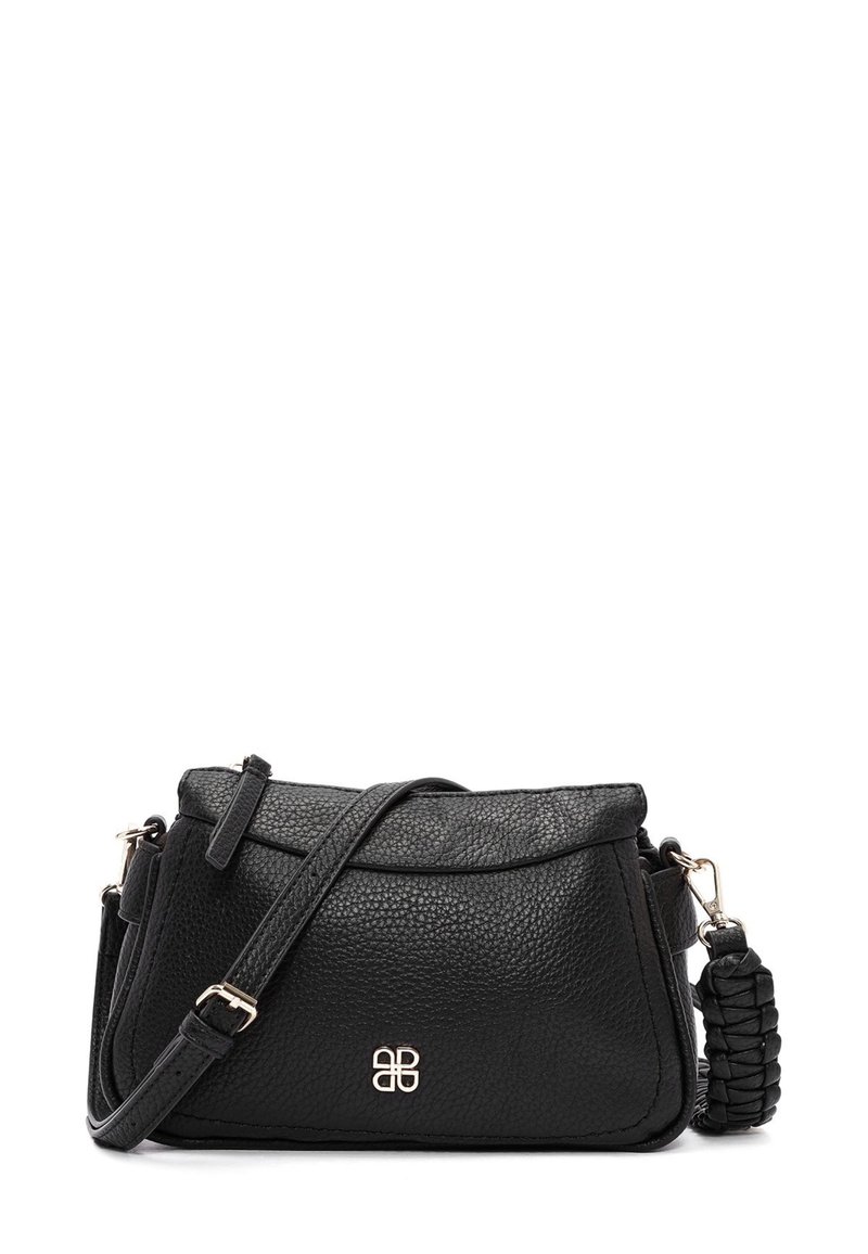 Borsa a mano in pelle nera con superficie testurizzata, tracolla regolabile e dettaglio intrecciato. Presenta un logo dorato sulla parte anteriore.