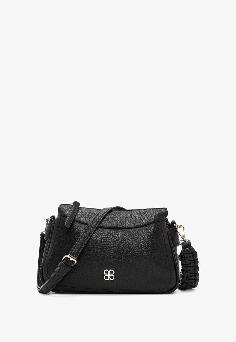 Borsa a mano in pelle nera con superficie testurizzata, tracolla regolabile e dettaglio intrecciato. Presenta un logo dorato sulla parte anteriore.