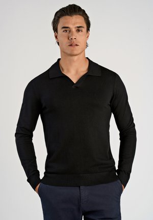 Schwarzer Langarm-Polo-Pullover mit V-Ausschnitt, gerippten Bündchen und Saum. Der Stoff wirkt glatt und weich und ist für eine figurbetonte Silhouette konzipiert.