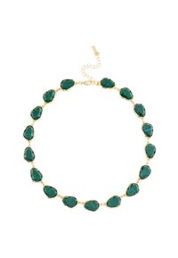 Goldfarbene Halskette mit unregelmäßigen grünen Edelsteinen, einer eleganten Kette, abwechselnden Steinformen und einem verstellbaren Verschluss.