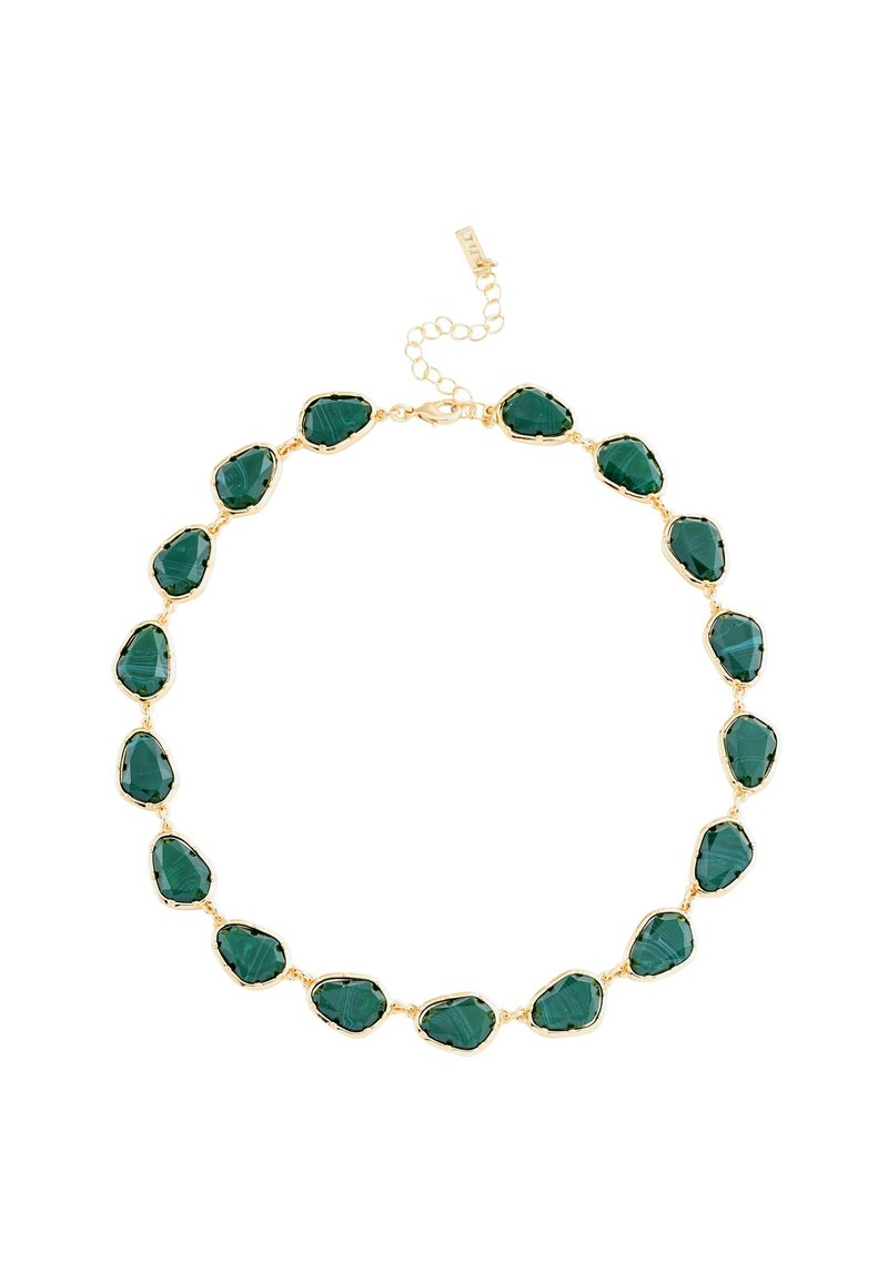 Goldfarbene Halskette mit unregelmäßigen grünen Edelsteinen, einer eleganten Kette, abwechselnden Steinformen und einem verstellbaren Verschluss.