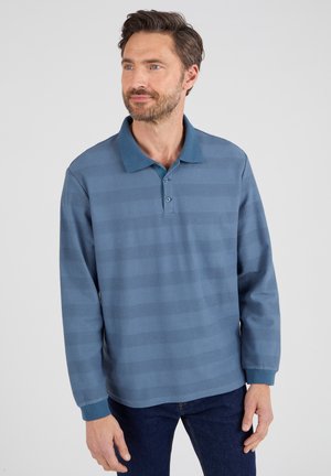 Camisa polo de manga larga en azul texturizado con cuello sólido, que presenta rayas horizontales y una abertura con tres botones.