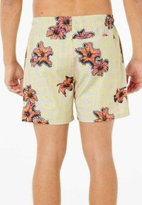 Pantaloni da nuoto con uno sfondo giallo chiaro, grandi motivi floreali arancioni, dettagli neri e una tasca sul retro.