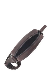 Pochette zip in pelle marrone con texture liscia, forma rettangolare slim e tracolla staccabile. L'interno è foderato in tessuto scuro.