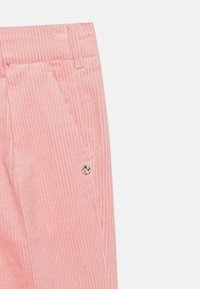 Roze corduroy broeken met verticale strepen, zijzakken en een decoratieve knoopaccent. De gladde textuur maakt het ontwerp compleet.