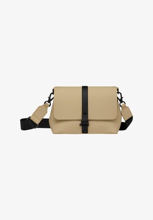 Borsa a tracolla beige con una tracolla nera. Materiale liscio, chiusura a patta con fibbia nera e tracolla removibile con dettagli in metallo.