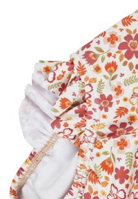 Blumiger Badeanzug mit weißem Grundton, der orangefarbene, rosa und grüne Blumen zeigt. Elastizierte Rüschendetails entlang der Taille und glatte Textur.