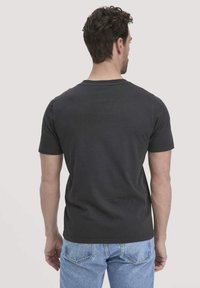 Schwarz T-Shirt mit Rundhalsausschnitt aus Baumwolle, mit kurzen Ärmeln und slim fit, in schlichter Ausführung ohne sichtbare Grafiken oder Muster.