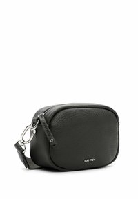 Borsa a tracolla in pelle nera con superficie texturizzata, forma rettangolare, chiusura con zip e hardware in argento. Presenta un dettaglio con logo sul davanti.