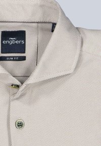 Beige Slim-Fit-Hemd für Herren mit feinen diagonalen Streifen, Knopfkragen und engbers Markenlabel im Nacken.