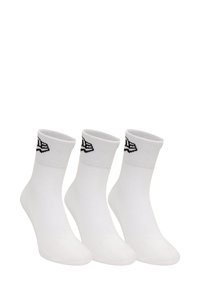 Calzini alla caviglia in cotone bianco, con un polsino a coste e dettagli con logo nero, progettati in una vestibilità standard con una texture liscia. Confezione da tre.