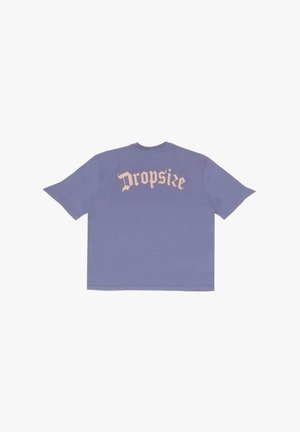 Lavendelfarbenes Baumwoll-T-Shirt mit kurzen Ärmeln. Auf der Rückseite befindet sich ein großes, stilisiertes "Dropsize"-Text in zartem Rosa.