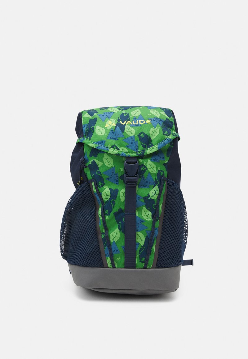 Zielono-granatowy plecak z wzorem liści, z górnym zamknięciem na sznurek, siateczkowymi bocznymi kieszeniami i szarym dnem dla dodatkowego wsparcia.