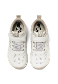 Zapatillas deportivas blancas con diseño perforado, acentos beige y una correa de Velcro. Presentan cordones blancos y un detalle de logo en el interior.