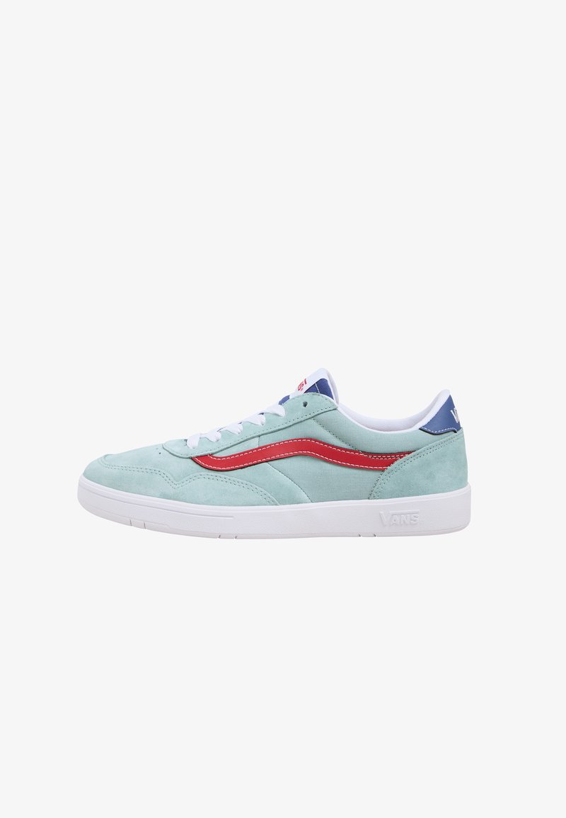 Sneaker in suede blu chiaro con suola bianca, striscia laterale rossa e dettagli blu sul tallone. Caratterizzato da lacci bianchi e cuciture decorative.