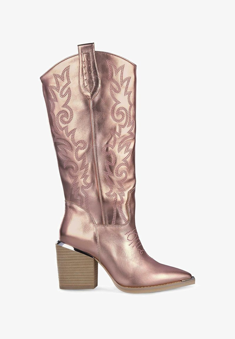 Stivale da cowboy color oro rosa con ricami intricati, punta affusolata e tacco a blocco con texture in legno. Finitura metallica liscia.
