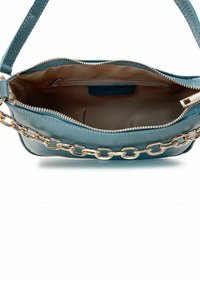 Turkusowa skórzana torebka na łańcuszku, z zamknięciem na zamek i beżowym wnętrzem. Posiada małą kieszonkę na zamek wewnątrz oraz teksturowaną powierzchnię zewnętrzną.
