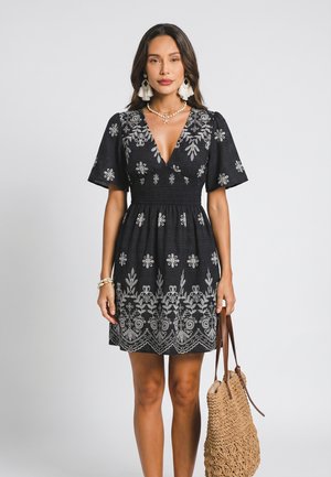 Cupshe, FLORAL EMBROIDERED V-NECK BOHO MINI DRESS - Robe de jour - black  floral
