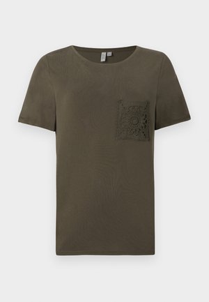 Korte mouwen olijfgroen T-shirt met ronde hals en decoratieve gehaakte vierkante zak op de linkerkant van de borst.